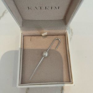 Floating pin earring white gold